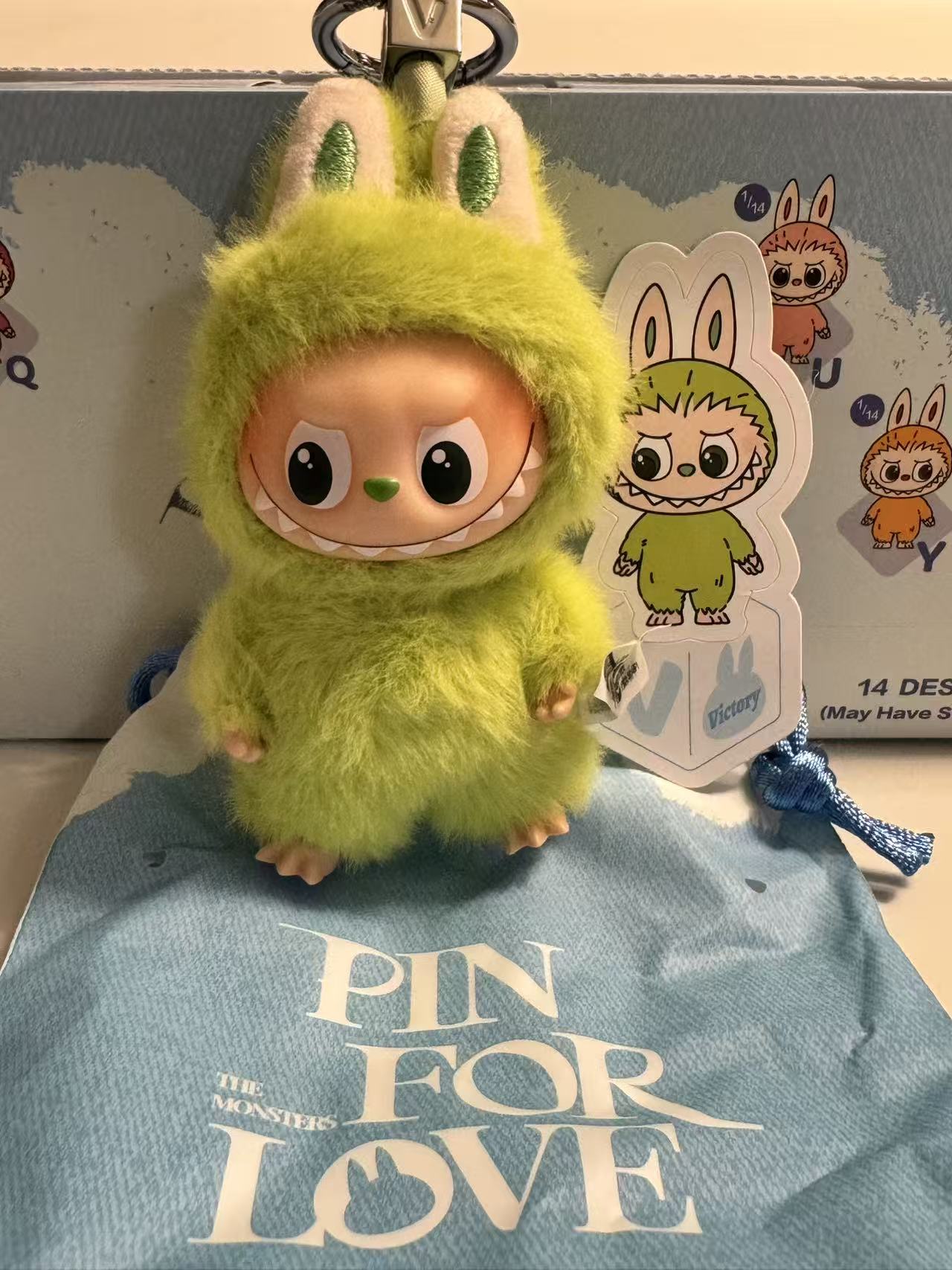 Popmart pin for love labubu Letter "V"