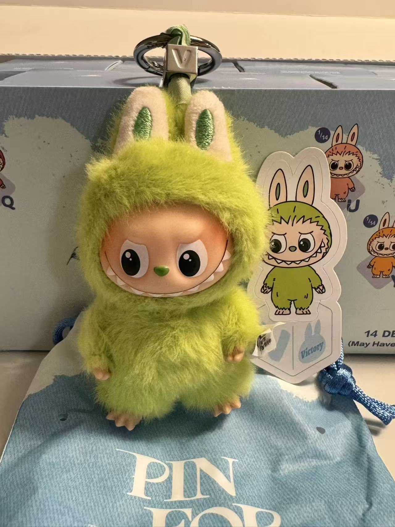 Popmart pin for love labubu Letter "V"